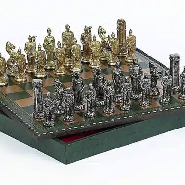 Alternative view of Juego de romanos contra bárbaros: tablero de ajedrez de cuero artificial y juego de ajedrez de metal