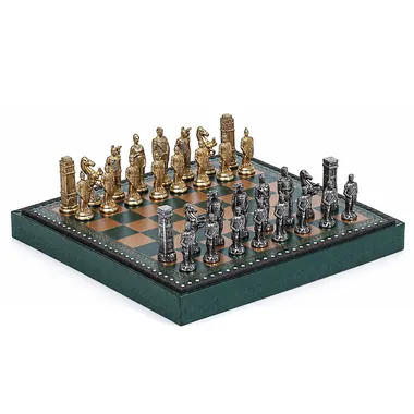 Juego de ajedrez completo Romanos vs Bárbaros sobre tablero de símil cuero verde