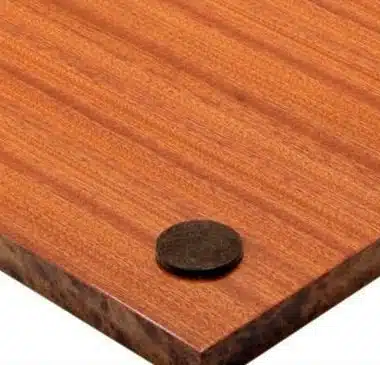 Tablero de ajedrez, detalle del fieltro redondo bajo la placa de madera