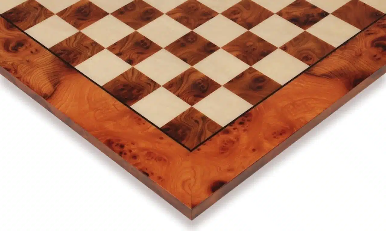 Conjunto Classic XVII Tablero de Ajedrez de Madera de Olmo y Brezo y Piezas de Ajedrez de Madera de Rosa Dorada - Imagen 8