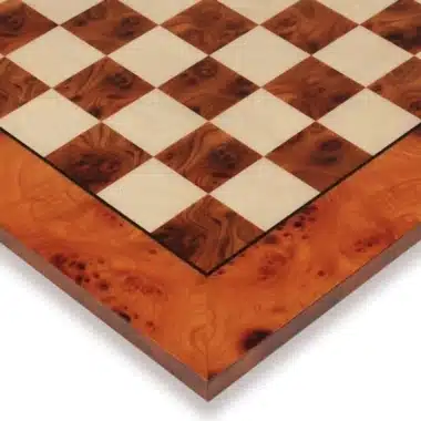 Tablero de ajedrez de madera de olmo y brezo, detalle de la esquina en marquetería