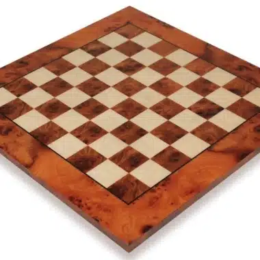 Tablero de ajedrez de madera de olmo y brezo visto de frente sobre fondo blanco