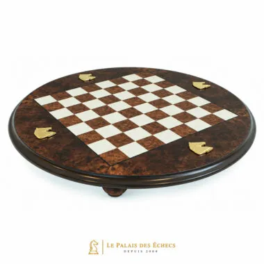 Tablero de ajedrez redondo de madera de brezo sobre pie, vista general con esquinas doradas