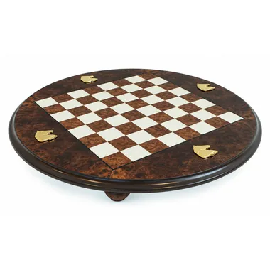 Tablero de ajedrez redondo de madera de brezo sobre pie, vista general con esquinas doradas