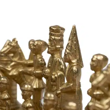 Piezas Camelot Rey Arturo en metal dorado, detalle de las figuras