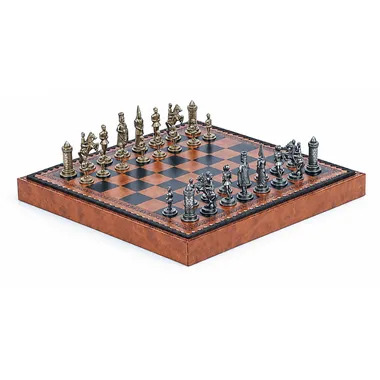 Juego de ajedrez completo Camelot Rey Arturo sobre caja de madera en diagonal
