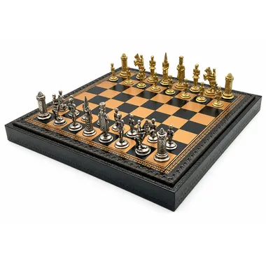 Set Camelot Rey Arturo XIV con piezas de metal sobre tablero bicolor