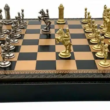 Detalle de las piezas de metal Rey Arturo, caballos y torres en el tablero