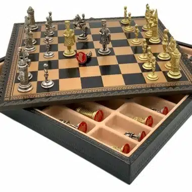 Alternative view of Juego de ajedrez Camelot Rey Arturo XIV con almacén y juego de ajedrez de metal