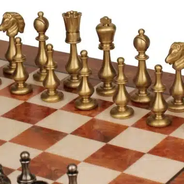 Alternative view of Juego Oriental IV Tablero de ajedrez de madera de olmo y brezo y juego de ajedrez de latón