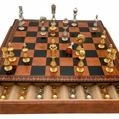 Alternative view of Juego de ajedrez de cuero de estilo árabe IV con almacenamiento y juego de ajedrez de metal chapado en oro y plata