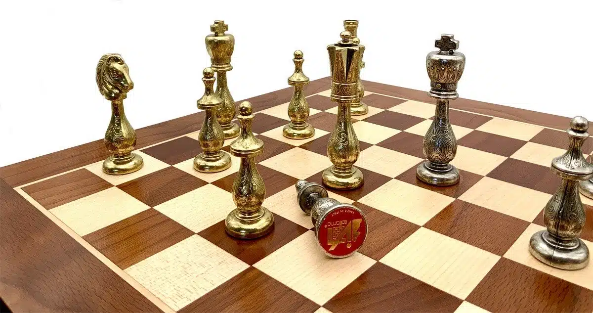 Conjunto Oriental III Tablero de Ajedrez de Madera de Arce y Rosa Dorado & Juego de Ajedrez de Metal - Imagen 5