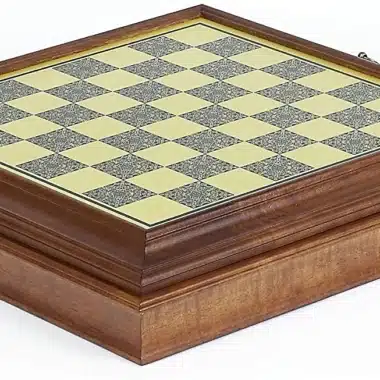 Tablero de ajedrez de madera y latón con compartimento de almacenamiento