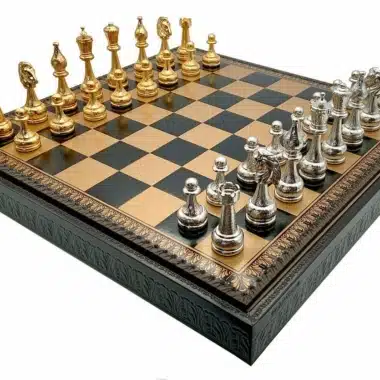Alternative view of Tablero de ajedrez de polipiel negra floreada II y juego de piezas de ajedrez de metal chapado en oro y plata