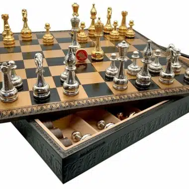 Tablero de ajedrez de polipiel negra floreada II y juego de piezas de ajedrez de metal chapado en oro y plata