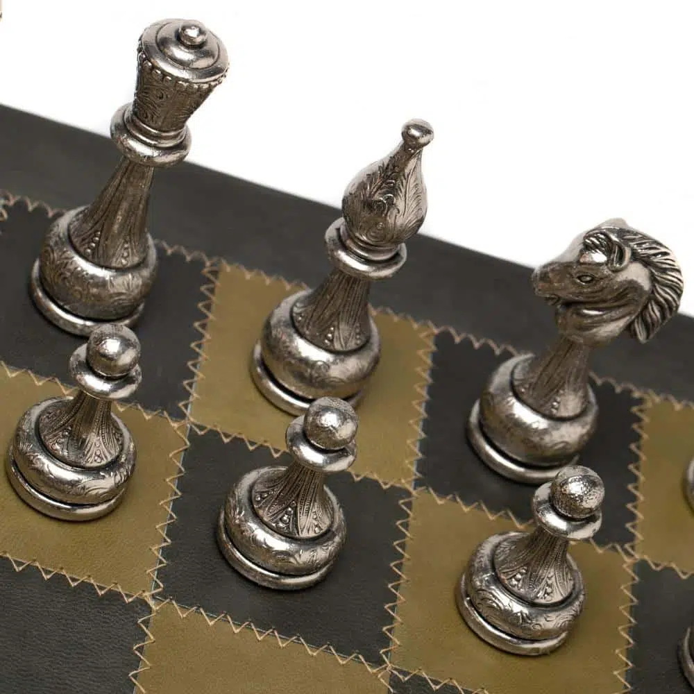 Tablero de ajedrez de cuero genuino floreado IIII y juego de ajedrez de metal - Imagen 7