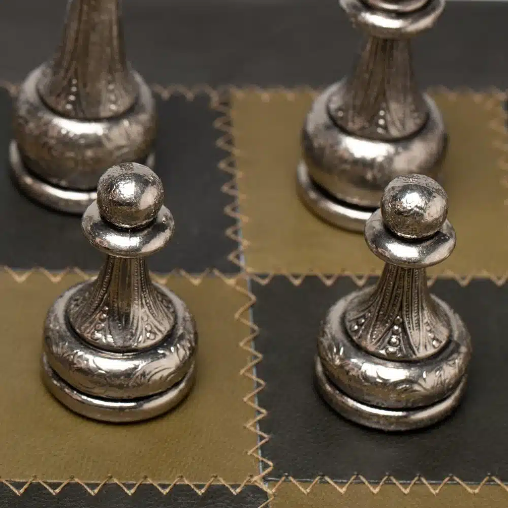 Tablero de ajedrez de cuero genuino floreado IIII y juego de ajedrez de metal - Imagen 8