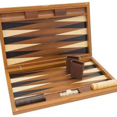 Backgammon York de Luxe abierto con cubiletes de cuero y dados sobre el tablero