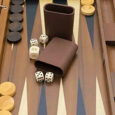 Backgammon York de Luxe, detalle de los cubiletes de cuero y los dados
