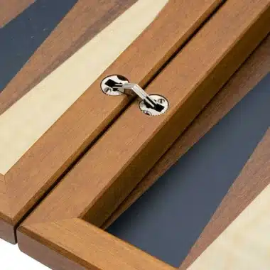 Backgammon York de Luxe, detalle de la bisagra metálica de la caja