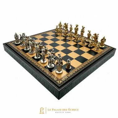 Juego de ajedrez Lanzichenecchi II visto de frente con tablero negro y piezas de metal