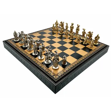 Juego de ajedrez Lanzichenecchi II visto de frente con tablero negro y piezas de metal