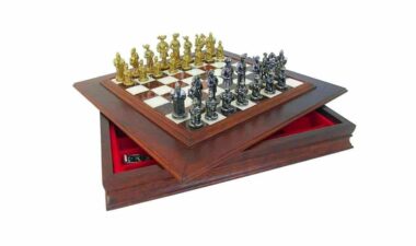 Juego "Lanzichenecchi" Tablero de ajedrez de madera maciza con compartimento de almacenamiento, tablero de alabastro toscano y juego de ajedrez de metal macizo