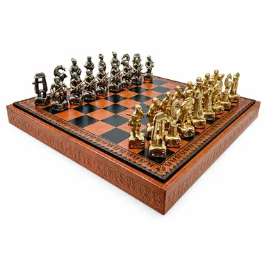 Juego de ajedrez Samourai III en perspectiva mostrando la caja y las piezas metálicas