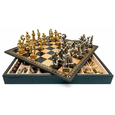 Piezas Samourai II en metal dorado y plateado alineadas sobre el tablero y caja abierta