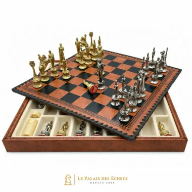Set Napoleon II colocado sobre su caja abierta, piezas doradas y plateadas dispuestas