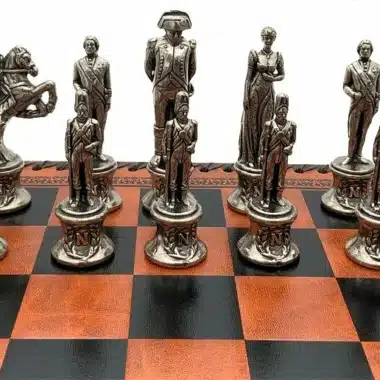 Piezas plateadas que representan a Napoleón y su corte dispuestas sobre el tablero