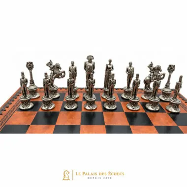 Piezas plateadas que representan a Napoleón y su corte dispuestas sobre el tablero