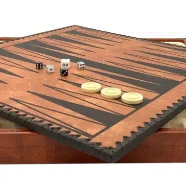 Tablero de backgammon en símil de cuero con dados y fichas, borde de madera tallada