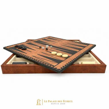 Tablero de backgammon en símil de cuero con dados y fichas, borde de madera tallada