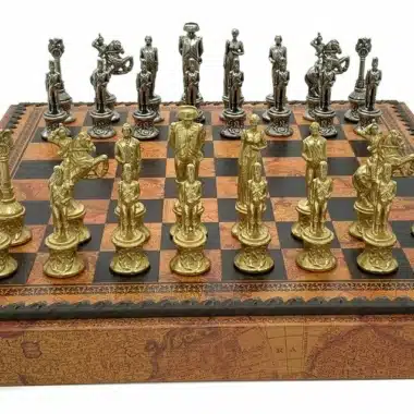 Piezas de metal macizo dorado y plateado colocadas sobre el tablero Napoleon
