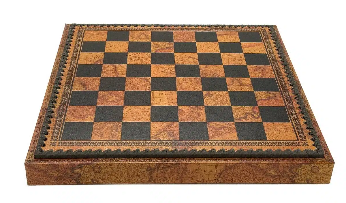 Conjunto Busto Medieval IV Tablero de Ajedrez con Almacenamiento en Similcuero & Juego de Ajedrez en Resina Pintado a Mano - Imagen 8