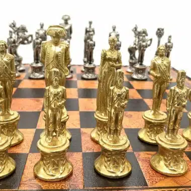 Detalle de las piezas doradas esculpidas que representan personajes napoleónicos