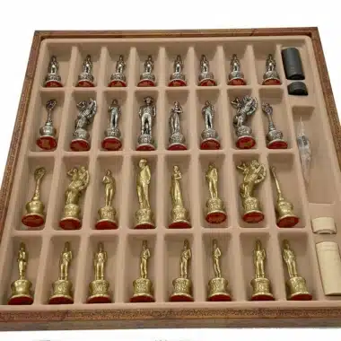 Caja de almacenamiento abierta mostrando todas las piezas de metal macizo guardadas