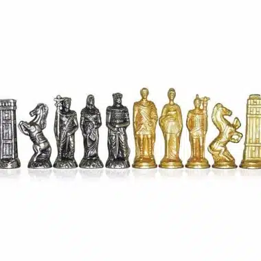Piezas de ajedrez alineadas mostrando los detalles esculpidos de las figuras romanas y bárbaras
