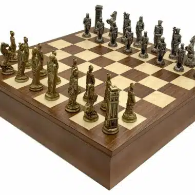 Piezas de ajedrez Romanos vs Bárbaros VI en metal vistas de frente sobre el tablero de madera