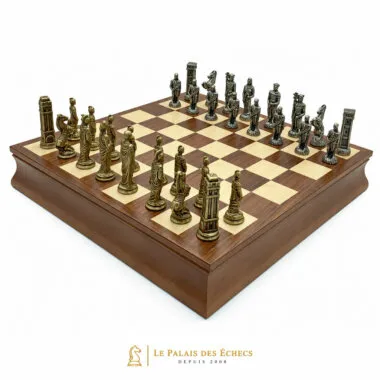 Piezas de ajedrez Romanos vs Bárbaros VI en metal vistas de frente sobre el tablero de madera