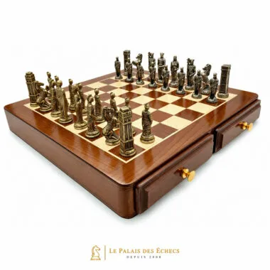 Tablero de ajedrez de madera con piezas romanas y bárbaras de metal, cajones cerrados