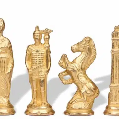 Detalle de las piezas doradas de metal: reina, soldado, caballo y torre