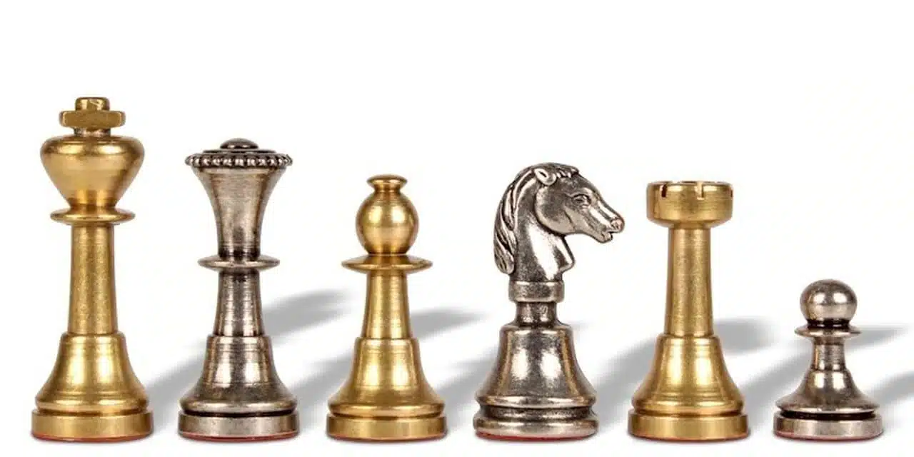 Juego de ajedrez de cuero Cute II con compartimento de almacenamiento y juego de ajedrez de latón macizo - Imagen 4