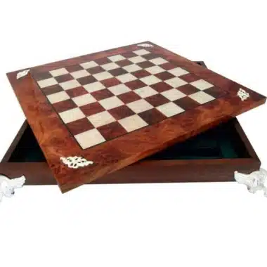 Tablero de ajedrez de madera de olmo abierto mostrando la caja de almacenamiento interior verde