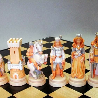 Jeu d'Echecs "Bergame Bouclier Côté Peint à l'Huile" en Bois des Alpes Massif Sculpté Traditionnellement