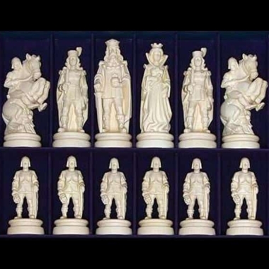 Jeu d'Echecs "Bergame Bouclier Côté Bois Naturel" en Bois des Alpes Massif Sculpté Traditionnellement