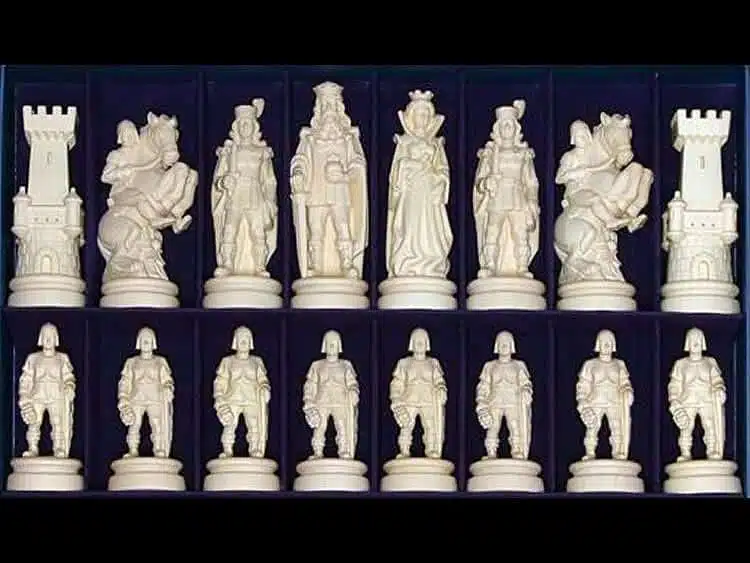 Juego de Ajedrez Bergamo Escudo Lado de Madera Natural en Madera de los Alpes Maciza Esculpido Tradicionalmente - Contáctenos para Verificar Disponibilidad - Imagen 2