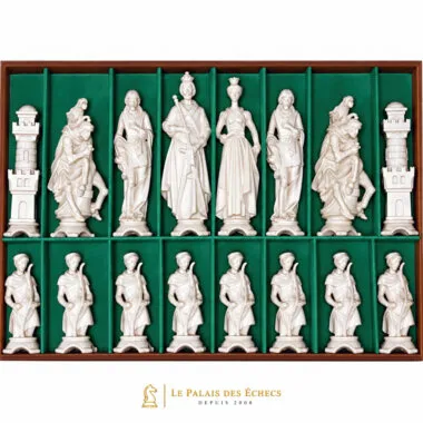 Detalle de las figuras Renaissance en madera tallada, reyes y peones