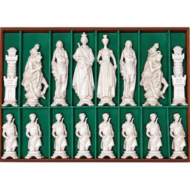 Detalle de las figuras Renaissance en madera tallada, reyes y peones